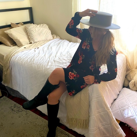 Black dress with roses 🌹 - Picture 8 of 8